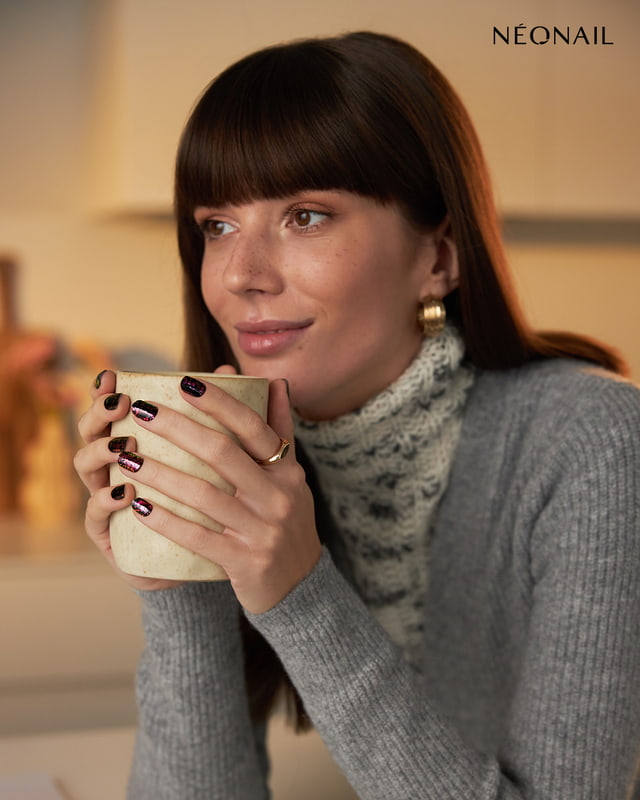 Smalto semipermanente in sticker con particelle viola, rosa e oro Smalto semipermanente in sticker con particelle viola, rosa e oro